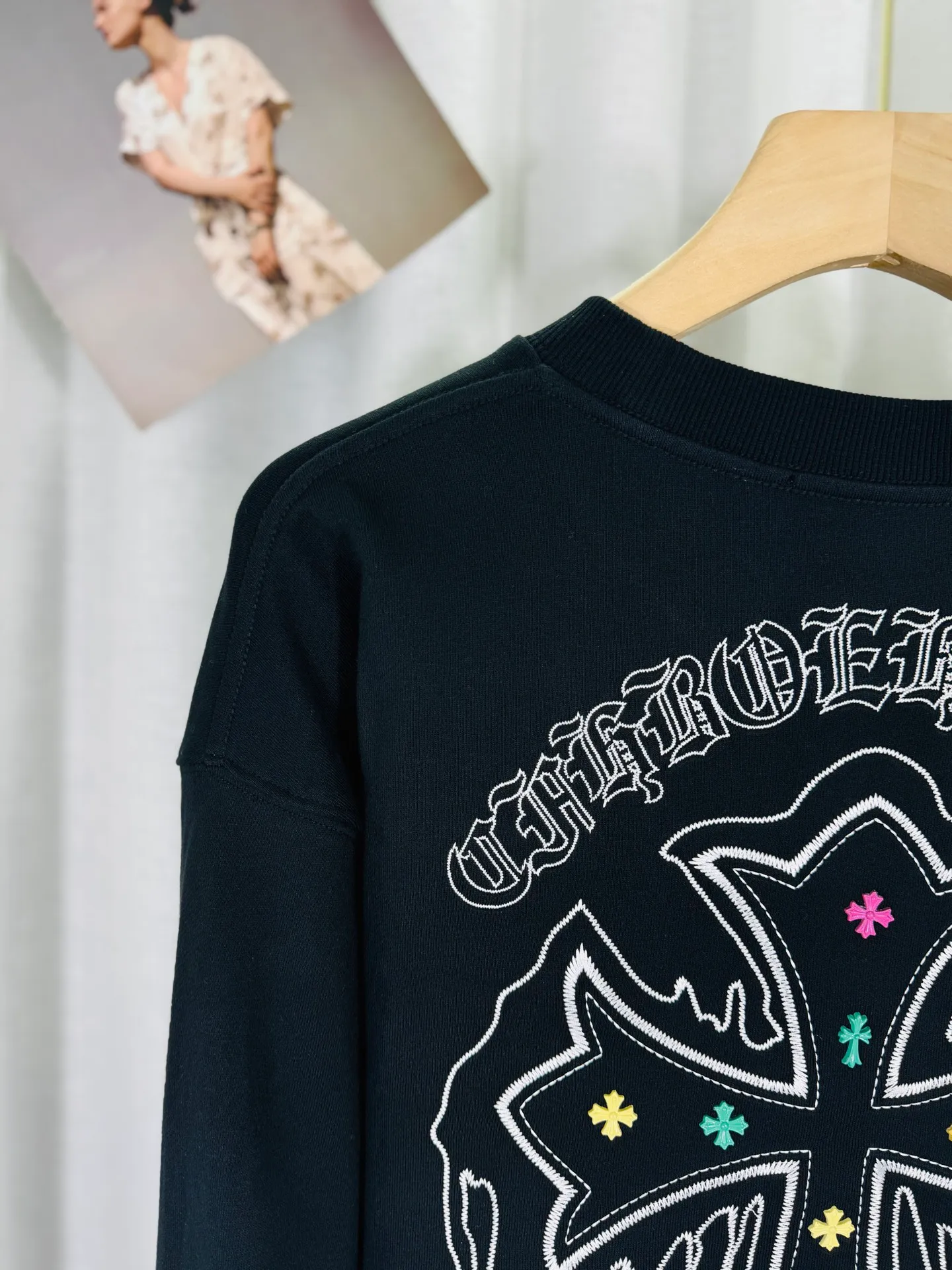 P260 top version, real shot without P, ​​different from market currency) 𝗖𝗵𝗿𝗼𝗺𝗲 𝗛𝗲𝗮𝗿𝘁𝘀/Cro Heart 2025 washed patch embroidery autumn and winter new original single counter American laser burnt 3D three-dimensional color embroidered couple casual sweatshirt 👑The highest version! Customized fabric 430g tripe terry fabric! American acid-washed and distressed original fabric laser burnt ✟appliqué embroidery and exquisite embroidery of letters! The best-selling model in the counter, very comfortable to wear. Accessories: original molded and authenticated collar label➕100% silk wash label. Genuine purchase-grade original hangtag➕matching hanging rope➕3D hanging beads➕original packaging bag. Craftsmanship: The original version has consistent wiring! The highest version of the armhole matching technique! Color: White Black Size: S M L XL Style Number: 25-355